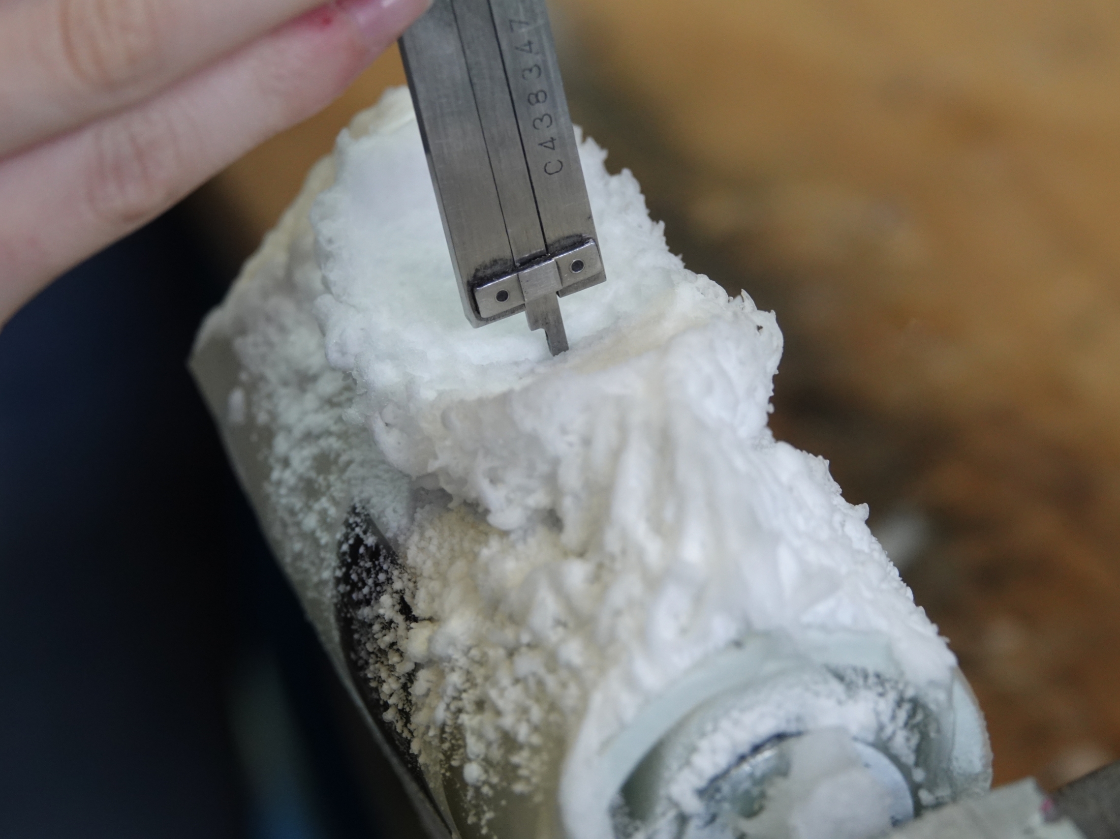 Testen des Sensors im Windkanal mit Eisdickenmessung.